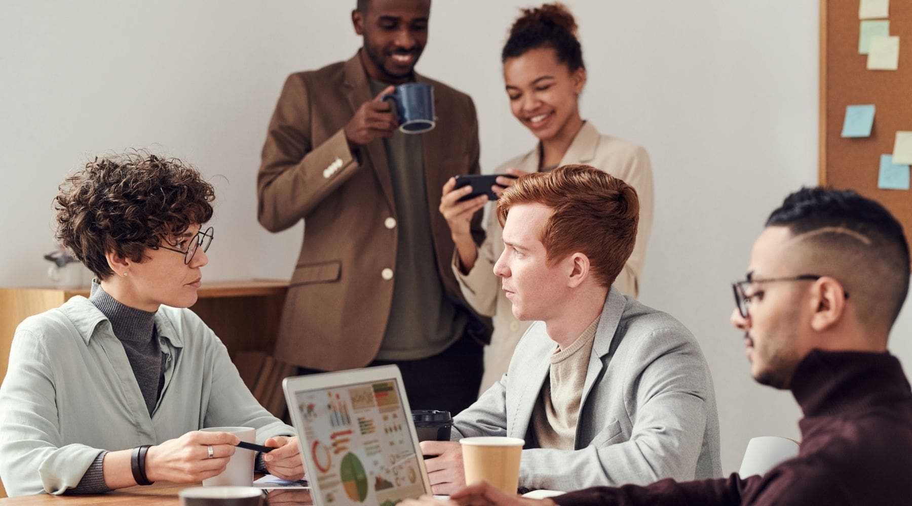 5 personnes en pause café entrain de discuter