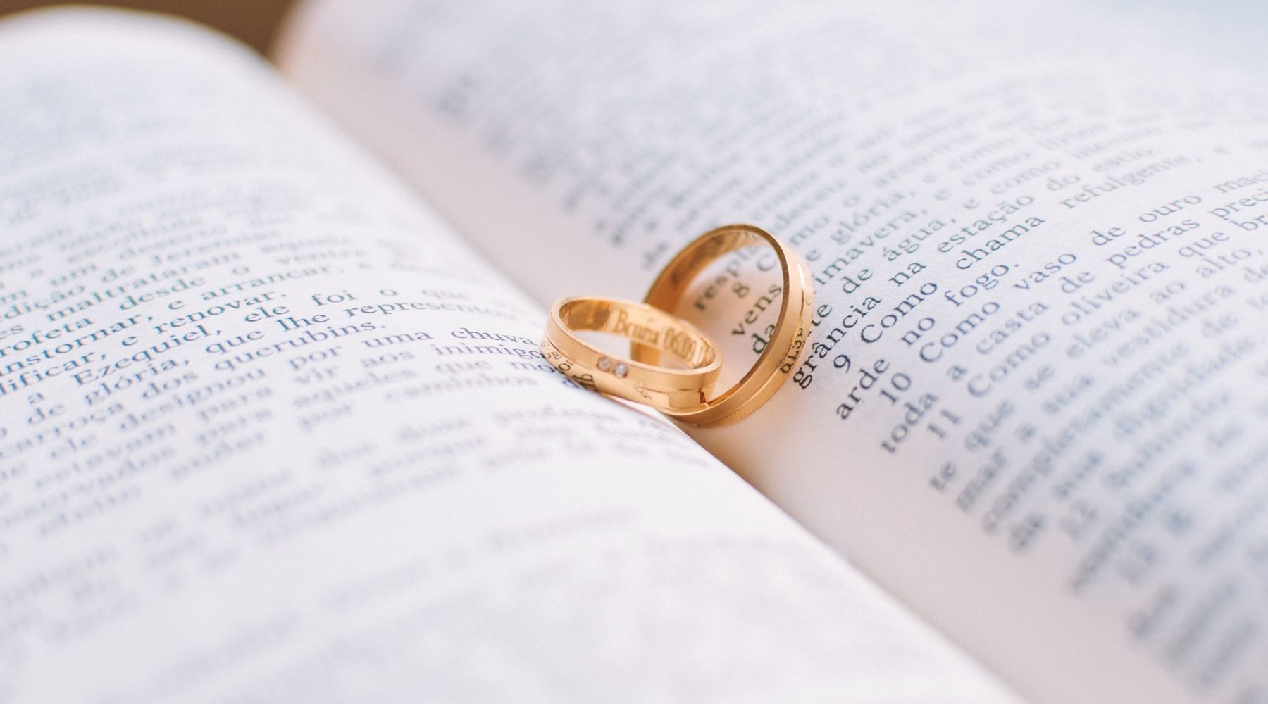 2 bagues de mariages dans la reliure d'un livre