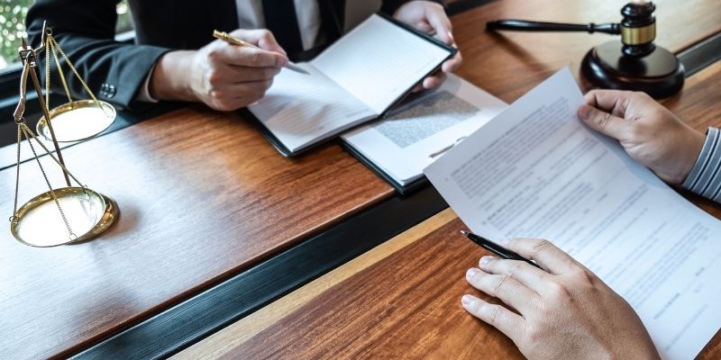 une personne entrain de relire des documents