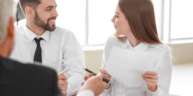 un couple sur le point de signer des documents