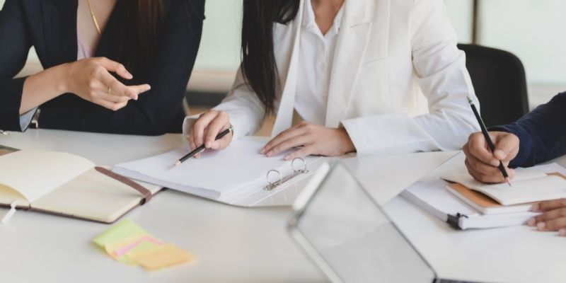 personnes autour d'une table entrain de discuter d'un projet