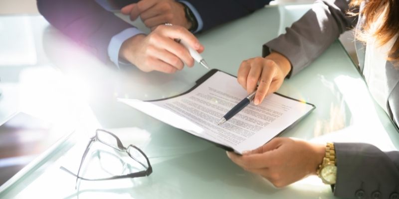 personnes autour d'une table entrain de discuter d'un projet