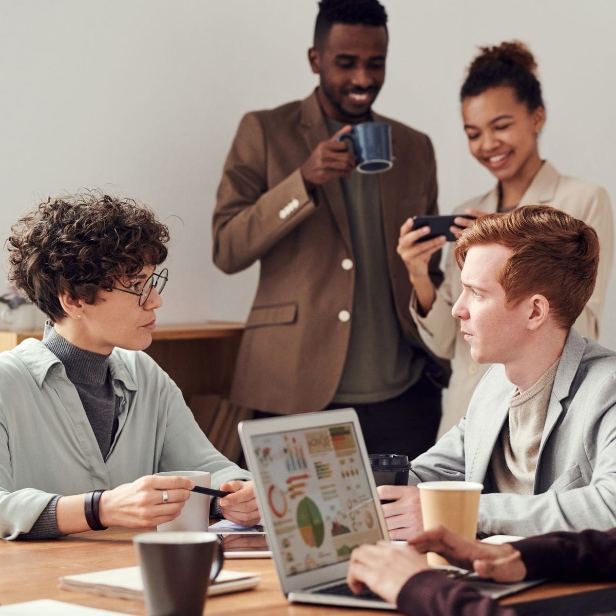 5 personnes en pause café entrain de discuter