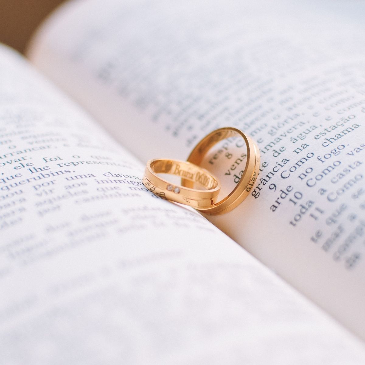 2 bagues de mariages dans la reliure d'un livre